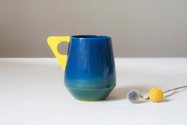 Mug bleu à anse jaune en porcelaine