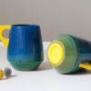 Duo de mugs bleus à anse jaune en porcelaine