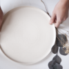 Assiette plate blanche en céramique artisanale