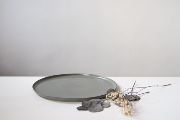 Assiette plate gris-vert en céramique artisanale