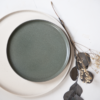 Assiette plate gris-vert en céramique artisanale et assiette à dessert vert de gris