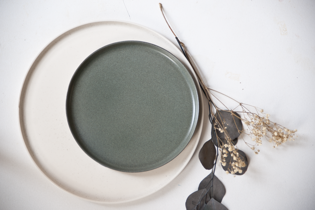 Assiette plate gris-vert en céramique artisanale et assiette à dessert vert de gris