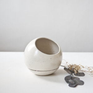 Pot de fleur blanc en céramique artisanale et sa soucoupe intégrée