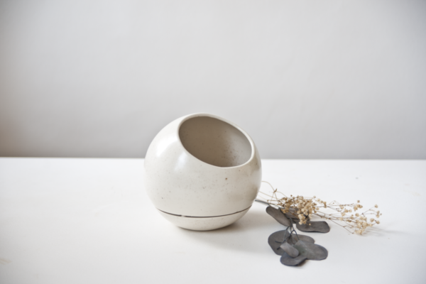 Pot de fleur blanc en céramique artisanale et sa soucoupe intégrée