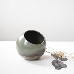 Pot de fleur vert de gris en céramique artisanale et sa soucoupe intégrée