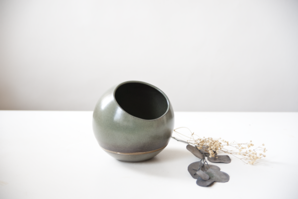 Pot de fleur vert de gris en céramique artisanale et sa soucoupe intégrée
