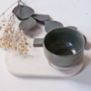 Tasse expresso vert de gris en céramique artisanale et sa soucoupe blanche