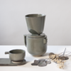 Ensemble cafetière vert de gris et son filtre, sa tasse à expresso sur soucoupe en céramique artisanale